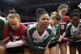 Jogadoras oram após partida acirrada de Vôlei nos EUA. (Imagem: Instagram)