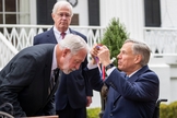 Governador do Texas, Greg Abbott, entrega medalha de honra a Jack Wilson. (Foto: Ricardo B. Brazziell/Austin American-Statesman via AP)