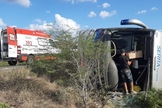 O ônibus que transportava missionários saídos do Vale da Bênção, em Araçariguama (SP) acabou tombando na BR 116, próximo ao município de Euclides da Cunha (BA). (Foto: Facebook)