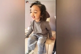 A pequena Chicago já ultrapassou 3 milhões de curtidas, cantando no Instagram de sua mãe, Kim Kardashian West. (Imagem: Instagram / Reprodução)