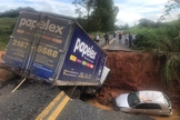 Cratera engoliu quatro veículos na madrugada na MG-133, em Tabuleiro. (Foto: Rodrigo Neves/G1)