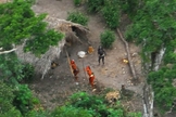 Índios isolados observados em sobrevoo pela Terra Indígena Kampa e Isolados do Envira, no Acre. (Foto: Gleison Miranda/Funai)