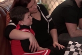 Noah Woods é abraçado pela mãe, após salvar sua família de um incêndio. (Foto: ABC News)