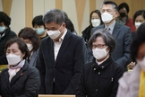 Fiéis participam de culto com máscaras para proteger a boca e o nariz e evitar contaminação. (Foto: Tempo.co.English)