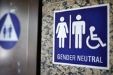 Placa indica banheiro de 'gênero neutro', também conhecido como banheiro de uso transgênero. (Foto: REUTERS/Lucy Nicholson)