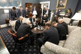 Vice-presidente dos EUA, Mike Pence, em momento de oração com a Força-Tarefa do Coronavírus. (Foto: Casa Branca/D. Myles Cullen)