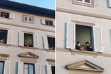 Vídeo mostra pessoas cantando em suas janelas na Itália. (Foto: Reprodução/Instagram)