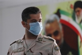 Membro da Guarda de Fronteira Iraniana usa máscara protetora, após surto do coronavírus no país. (Foto: Reuters/Essam Al-Sudani)