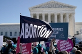 Militantes pró-aborto fazem manifestação em frente ao prédio da Suprema Corte dos EUA. (Foto: Greg Nash)