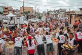 Voluntários distribuem alimentos para pessoas que perderam renda na periferia de São Paulo. (Foto: Unisocial)
