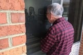 Em meio à pandemia de coronavírus, o Dr. John Kline passa cerca de 15 minutos por dia na janela da casa de repouso de sua esposa. (Foto: WSF)