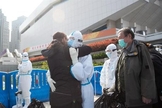 Paciente com covid-19 recebe alta em hospital chinês. (Foto: EFE)