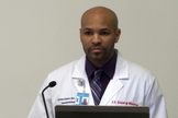 Jerome Adams é um anestesista americano e vice-almirante no Corpo de Comissionados do Serviço de Saúde Pública dos EUA. (Foto: GRETCHEN FRAZEE / WTIU NEWS)