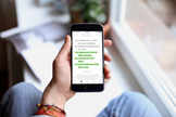 Usuário acessa aplicativo da Bíblia 'YouVersion' em celular. (Foto: Life.Church) 