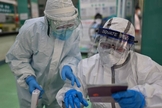 Equipe de saúde coleta amostras para exames de coronavírus em Wuhan, China. (Foto: Hector RETAMAL/AFP)