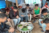 Cristãos comem em abrigo improvisado no Laos. (Foto: Portas Abertas - EUA)