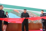 Kim Jong-un inaugurou fábrica de fertilizantes na Coreia do Norte, neste sábado (2). (Foto: KCNA via Reuters)