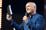 Greg Laurie é pastor e evangelista, fundador da igreja Harvest Christian Fellowship, em Riverside, Califórnia - EUA. (Imagem: Youtube / Reprodução)