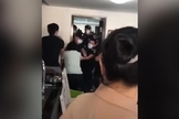 Cristãos foram agredidos por policiais que interromperam um culto no sudeste da China. (Imagem: Youtube / Reprodução)