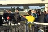 Apoiadores de Bolsonaro oram pelo presidente na porta do Palácio da Alvorada. (Foto: CNN)