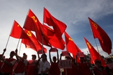 Sindicalistas durante uma manifestação no sul da China. (Foto: Ed Jones/AFP via Getty Images)