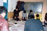 Cristãos oram ajoelhados em igreja clandestina da Coreia do Norte. (Foto: GodReports)