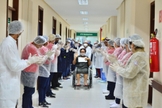Mulher deixa hospital sendo aplaudida por equipe médica no Amazonas. (Foto: G1)
