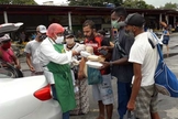 Conhecido por todos como Totoca, o advogado Wildson de Oliveira distribui cerca de 50 marmitas toda semana nas ruas de Teixeira de Freitas (BA). (Foto: Arquivo Pessoal)