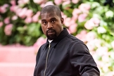 Além de pagar a faculdade da filha de George Floyd, Kanye West também fez uma doação de um total de 2 milhões de dólares a duas famílias negras que tiveram entes queridos mortos por policiais. (Foto: Gilbert Carrasquillo / Yahoo)
