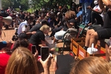 Policiais se sentiram tocados ao ver os líderes cristãos promovendo o momento pacífico de lavar os pés de manifestantes negros, na Carolina do Norte. (Foto: The Sun)