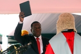 Emmerson Mnangagwa segura a Bíblia em cerimônia de posse em Harare. (Foto: Mike Hutchings/Reuters)
