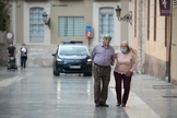 Casal de idosos passeiam pela rua de cidade na Espanha. (Foto: SOPA Images / LightRocket via Getty Images)