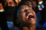 Mulher chora em adoração durante um culto em Porto Príncipe, no Haiti. (Foto: Joe Raedle/Getty Images)