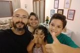 Pastor Tiago Moura, sua esposa, Tayanny Moura, e os filhos Henrique e Rebeca. (Foto: Verbo da Vida)