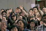 Cristãos com mãos levantadas em adoração durante conferência em Hong Kong. (Foto: AFP/Getty Images)
