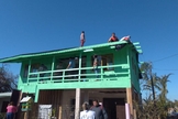 Cristãos ajudam a reconstruir telhado de casa afetada pelo ciclone. (Foto: ASA Garuva)