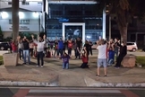 Grupo se reuniu durante várias noites em frente ao hospital São Lucas, em Americana (SP), para orar pelo pastor Rogério Bombatti. (Foto: Facebook / Manezinho da Praia)