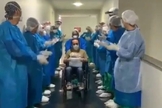 Profissionais de saúde se despediram do paciente cantando louvor. (Foto: Reprodução)