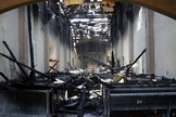 O interior da igreja San Gabriel foi danificado após um incêndio na Califórnia. (Foto: AP/Marcio Jose Sanchez)