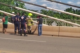 Oração de policiais impede mulher de cometer suicídio em ponte de Rio Branco. (Foto: Reprodução)