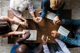 Países ricos têm menos probabilidade de dizer que a crença em Deus é necessária para a boa moral. (Foto: iStock)