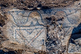 Chão de mosaico da igreja antiga encontrada por arqueólogos. (Foto: Alex Wiegmann/Autoridade de Antiguidades de Israel)