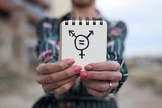 Ideologia de gênero tem levado cada vez mais pessoas a buscarem cirurgias de mudança de sexo e tratamentos hormonais para transição de gênero. (Foto: Getty Images)