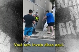 Morador chegou a fazer ofensas relacionadas à cor de Matheus. (Imagem: Fantástico / Reprodução)