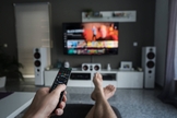 Para lidar com a pandemia, maioria dos cristãos preferem se entreter na TV do que ler a Bíblia. (Foto: Getty Images)