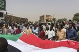 Sudaneses celebram a deposição do então presidente Omar al-Bashir em 2019, após 30 anos no poder. (Foto: Associated Press)