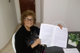 Maria Petrina exibe um dos cadernos com cópias da Bíblia. (Foto: Reprodução)