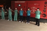Pastor e profissionais de saúde se reuniram do lado de fora do hospital para louvar e orar pelos pacientes internados. (Imagem: Facebook)