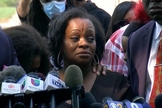 Julia Jackson clamou por um milagre para que seu filho sobrevivesse após levar 7 tiros, em Wisconsin, EUA. (Foto: Sky News)