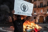 Militante do Black Lives Matter segura placa com símbolo do grupo durante manifestação violenta na França. (Foto: JULIEN BENJAMIN GUILLAUME MATTIA/ANADOLU AGENCY/GETTY)